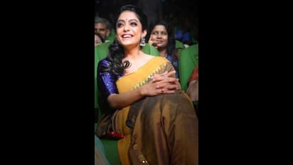 பட்டு புடவையில் பாடாய் படுத்தும் பேரழகியாய்  மாறிய பிக்பாஸ் அபிராமி! இம்புட்டு நாள் இந்த அழகை எங்க ஒளிச்சி வச்சிருந்தாங்களோ...?