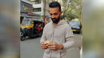 వడాపావ్ ఎలా తినాలని అడిగిన రహానే...ఫన్నీగా వివరించిన సచిన్ టెండుల్కర్