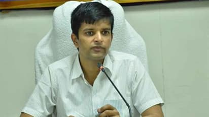 విధుల్లో నిర్లక్ష్యం... ఇద్దరు అధికారులపై సస్పెన్షన్ వేటు