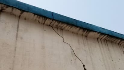 বিস্ফোরণে দেওয়ালে বিপজ্জনক ফাটল, চুঁচুড়ায় অনির্দিষ্টকালের জন্য বন্ধ সরকারি স্কুল