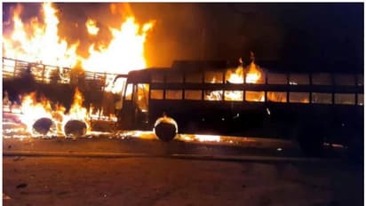 ട്രക്കുമായി കൂട്ടിയിടിച്ച് ബസിന് തീപിടിച്ചു; 20 യാത്രക്കാര് വെന്തുമരിച്ചു, 21 പേര്ക്ക് പരിക്ക്