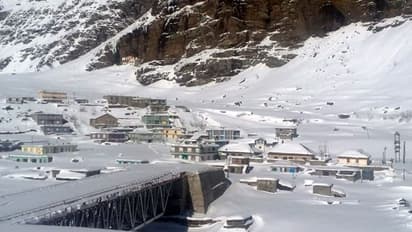 বর্ষের শুরুতে বিপুল তুষারপাত, সিমলা-মানালি-তে বিপাকে পর্যটকেরা