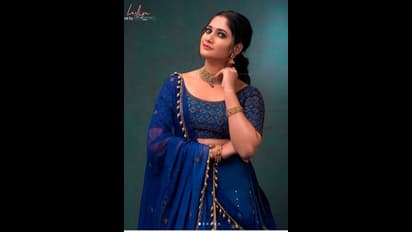 ஒரே ஒரு போட்டோ ஷூட்... ஒட்டு மொத்த நடிகைகளையும் ஓரம் கட்டிய லாஸ்லியா! சும்மா கும்முனு சூடேற்றும் ஜம்... ஜம்... கிளிக்ஸ்!