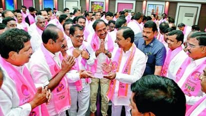 టీఆర్ఎస్కు షాక్: మంత్రులు, మాజీ మంత్రులకు ఐటీ నోటీసులు, కారణం ఇదీ...