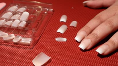 নখের যত্ন নিতে শুধু পেডিকিওর নয়, পাতে রাখুন এই খাবারগুলি