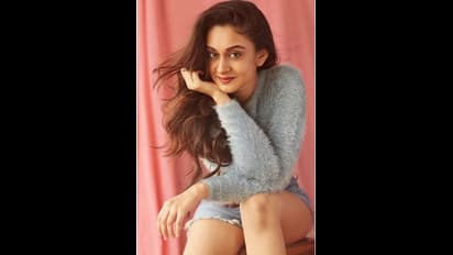 பட வாய்ப்பு இல்லனாலும் கவர்ச்சிக்கு குறை வைக்காதா ஆக்ஷன் கிங் மகள் ஐஸ்வர்யா! ஒர்க் அவுட் ஆகுமா ஓவர் ஹாட்?