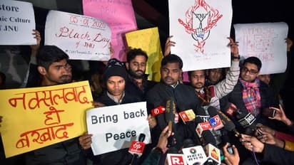 জেএনইউ কাণ্ডে 'বাম বিরোধী' হোয়াটসঅ্যাপ গ্রুপের ৩৭ জন চিহ্নিত, পুলিশ করল হাফসেঞ্চুরি