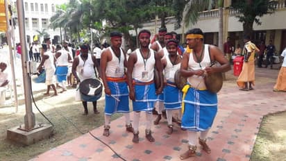 மக்கள் ஒற்றுமையை பறைசாற்றிய 'வீதி விருது விழா'! கலாச்சாரத்தை கண் முன் காட்டிய கலைஞர்கள்!