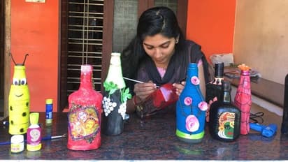 ഈ പാഴ്കുപ്പികള്ക്കെന്തൊരു ഭംഗി; കുപ്പികള് വലിച്ചെറിയല്ലേ, കൗതുകവസ്തുക്കൾ നിർമിക്കാം