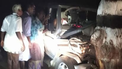 புளிய மரத்தில் கார் பயங்கர மோதல்... அமைச்சரின் தனி உதவியாளர் உள்பட 2 பேர் ரத்த வெள்ளத்தில் துடிதுடித்து உயிரிழப்பு..!