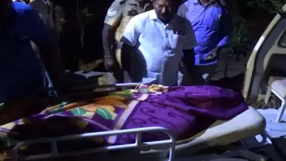 பேராசிரியர் பாலியல் தொல்லை..? கல்லூரி விடுதியில் தூக்கில் தொங்கிய மாணவி..!