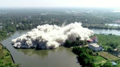 ഒരൊറ്റ നിമിഷം; മരടിൽ ജെയിൻ കോറൽ കോവ് നിലം പൊത്തി