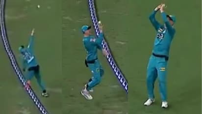 கிரிக்கெட் வரலாற்றில் இதுவரை இப்படி ஒரு கேட்ச் யாருமே புடிச்சது இல்ல.. விவாதத்தை உண்டாக்கிய வித்தியாசமான கேட்ச்சின் வீடியோ