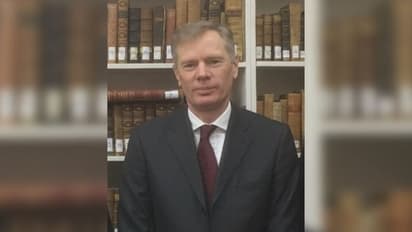 ইরানে গ্রেপ্তার ব্রিটেনের রাষ্ট্রদূত, আর্ন্তজাতিক আইনের সুস্পষ্ট লঙ্ঘনের অভিযোগ