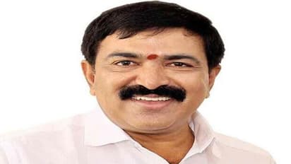 వైసీపీ, జనసేన కార్యకర్తల మధ్య రాళ్ల దాడి: కాకినాడలో ఉద్రిక్తత, పలువురికి గాయాలు