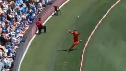 സൂപ്പര് ക്യാച്ചുകള്ക്ക് പഞ്ഞമില്ലാതെ ബിഗ്ബാഷ്; കാണാം ബൗണ്ടറിലൈനിലെ അത്ഭുതം