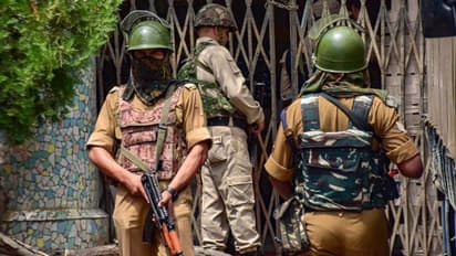 ധീരതയ്ക്കുള്ള മെഡല് നേടി, ഇന്ന് ഭീകരര്ക്കൊപ്പം പിടിയിലായി; ദേവീന്ദറിന് സംഭവിച്ചതെന്ത്?