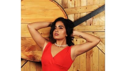 பார்த்தாலே  பரவசம்... கண்ணில் சொட்டும் நவரசம்... கன்னக்குழி அழகி ஸ்ருஷ்டி டாங்கேவின் ஹாட் போட்டோஸ்...!