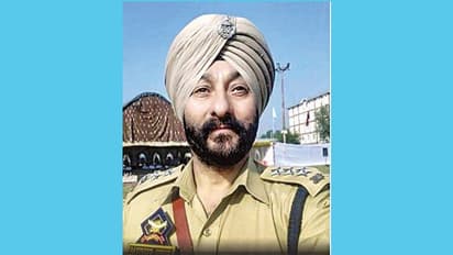 ಉಗ್ರರ ಜತೆ ಸಿಕ್ಕಿಬಿದ್ದ  ಡಿವೈಎಸ್ಪಿ! : ಕಾರಿನಲ್ಲಿ ತೆರಳುತ್ತಿದ್ದಾಗ ಪೊಲೀಸ್‌ ಬಲೆಗೆ