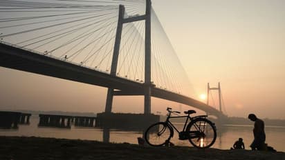 এক ধাক্কায় ৩ ডিগ্রি নামল পারদ, কলকাতায় ফিরল শীত