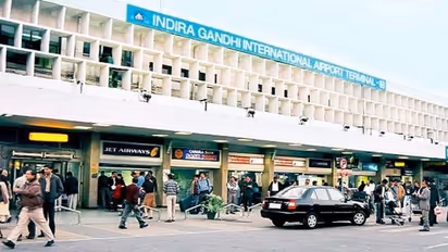 യുകെയിൽ നിന്നെത്തിയ മലയാളികളെ പോകാൻ അനുവദിച്ചില്ല; പാസ്പോർട്ടും ലഗേജും വിട്ടുനൽകുന്നില്ലെന്ന് യാത്രക്കാർ