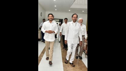 జగన్, కేసీఆర్ లంచ్ భేటీ (ఫొటోలు)