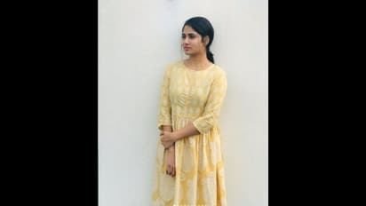 ஹீரோயின் ஃபீலிங்கில் பில்டப் கொடுக்கும் லாஸ்லியா... ஓவர் லிப்ஸ்டிக் போட்டு  வெளியிட்ட அதகள கிளிக்ஸ்!