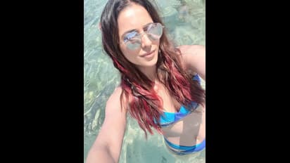 ரசிகர்களுக்கு ஹாட் பிகினி தரிசனம்... கிளு, கிளு போட்டோ போட்டு... இளசுகளை கிறங்கடித்த பிரபல நடிகை...!