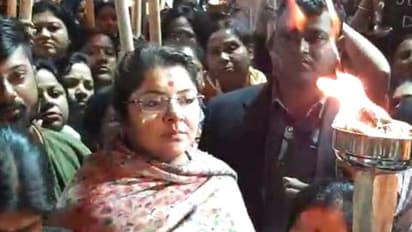 লকেটের মশাল মিছিল ঘিরে ধুন্ধুমার  সেন্ট্রাল, মিছিল বেরোতেই আটকাল পুলিশ