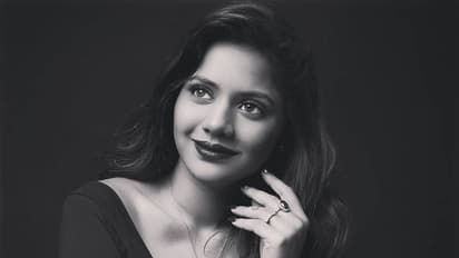 ஓவர் கவர்ச்சியில் யாஷிகாவையே மிரள வைக்கும் ஐஸ்வர்யா தத்தா...டீப் நெக் ஓப்பனில் ஹாட் போஸ்...தீயாய் பரவும் போட்டோஸ்...!