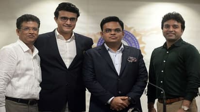 ব্যাটিং নাকি প্রশাসন সামলানো, কোন কাজটা বেশি কঠিন মনে হয় সৌরভের