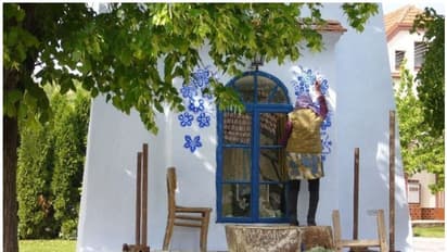 വയസ്സ് 92, ഗ്രാമത്തിലെ വീട്ടുചുമരുകള് മുഴുവന് ചിത്രംവരച്ച് ഒരു മുത്തശ്ശി!