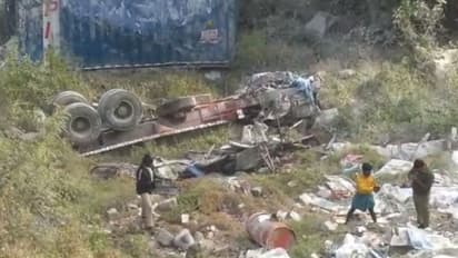 150 அடி பள்ளத்தில் தலைகுப்புற கவிழ்ந்த லாரி..! ஓட்டுநர் உடல் நசுங்கி பலி..!