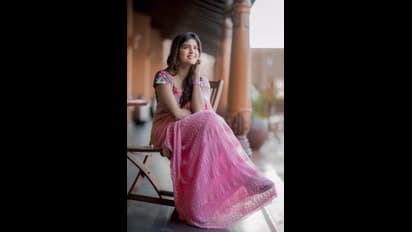 அழகே பொறாமைப்படும் பேரழகு... பிங்க் நிற ட்ரான்ஸ்பிரன்ட் புடவையில்... இளசுகளை அசரடிக்கும் அம்ரிதா ஐயரின் அசத்தல் புகைப்படங்கள்...!