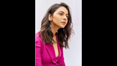 பார்த்தாலே கிக் ஏறும் கவர்ச்சியில் ராகுல் ப்ரீத் சிங்! மறைக்க வேண்டிய இடத்தை வெளிப்படையாக காட்டி ஓவர் அட்ராசிட்டி!