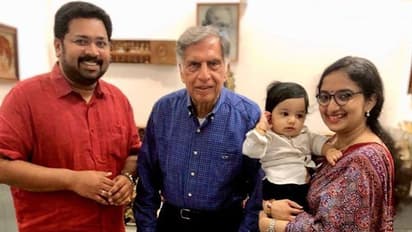 ബോംബെ ഓഫീസിലെ ബുൾഗാൻ താടിക്കാരനെ 'മുതലാളി' മറന്നില്ല; ടാറ്റക്കൊപ്പമുള്ള കുടുംബ ചിത്രവുമായി ശബരിനാഥന്‍