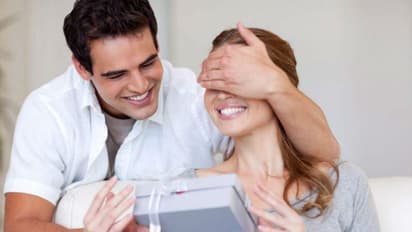 Surprise Gift: ಹೆಂಡ್ತೀನ ಖುಷಿ ಪಡಿಸಬೇಕಂತ ಈ ತಪ್ಪೆಲ್ಲಾ ಮಾಡ್ಲೇಬೇಡಿ!