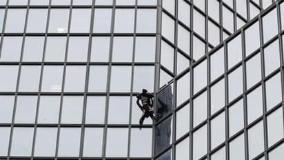 വീണ്ടും അത്ഭുതം സൃഷ്ടിച്ച് ഫ്രഞ്ച് സ്പൈഡർമാൻ; ഇത്തവണ കയറിയത് 48 നിലകളുള്ള കെട്ടിടത്തിൽ