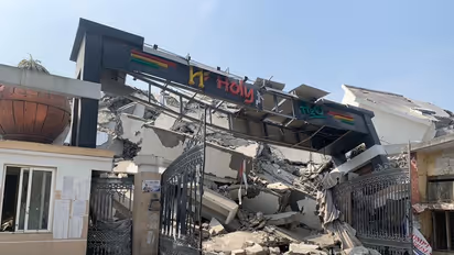 'പൊടിക്കാറ്റാകാന്‍' മരട് ഫ്ലാറ്റ്; വെള്ളം തളിച്ച് അധികൃതര്‍