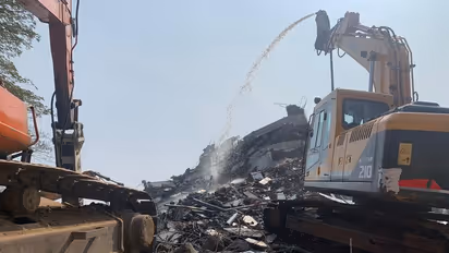 മരടിലെ ഫ്ലാറ്റുകൾ പൊളിച്ചതിന്റെ കെട്ടിട മാലിന്യങ്ങൾ എവിടേക്ക് പോയി ?; കണ്ടെത്താനാകാതെ നഗരസഭ