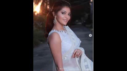 வெள்ளை தாமரை போல் ட்ரான்ஸ்பரென்ட் சேலையில் சிறகடித்த அதுல்யா! பார்க்க பார்க்க திகட்டாத கிளிக்ஸ்!