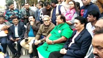 রাজ্য়পালের বৈঠকে যাননি, তৃণমূলের  ধর্নামঞ্চে তিন বিশ্ববিদ্য়ালয়ের উপাচার্য