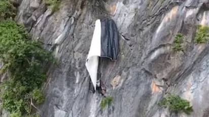 பாராசூட்டில் பறக்கும் போது மாட்டிக்கொண்ட இளைஞர்..! பிறகு நடந்ததை நீங்களே பாருங்கள்..!