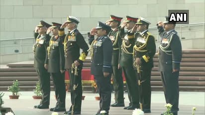 Army Day: কেন ১৫ জানুয়ারি পালিত হয় সেনা দিবস, এদিন শুভেচ্ছা বার্তা পাঠান প্রিয়জনকে, জেনে নিন কী বার্তা দেবেন