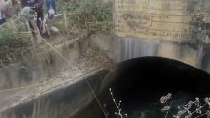 ಸವದತ್ತಿ: ಈಜಲು ಹೋಗಿ ನೀರಿನ ಸುರಂಗದಲ್ಲಿ ಸಿಲುಕಿದ್ದವನ ರಕ್ಷಣೆ