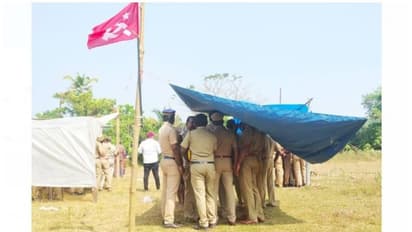 കളമശ്ശേരി ഭൂസമരം; എല്‍ഡിഎഫിന്‍റെ കുടിലുകള്‍ പൊളിച്ച് നീക്കാന്‍ പൊലീസ്, പ്രതിരോധിക്കുമെന്ന് സമരക്കാര്‍