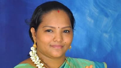 அதிமுக பெண் கவுன்சிலர் 4 மாத குழந்தையுடன் கடத்தல் !!