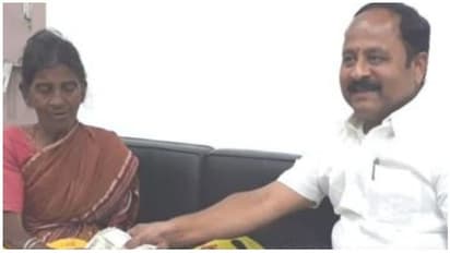 பழைய ரூபாய் நோட்டுடன் கண்ணீர் வடித்த மூதாட்டிக்கு ஓடோடி வந்து உதவிய திமுக எம்எல்ஏ நந்தகுமார் ..! குவியும் பாராட்டு..!