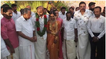 എന്‍ കെ പ്രേമചന്ദ്രന്‍റെ മകന്‍റെ വിവാഹത്തില്‍ പങ്കെടുത്ത് പിണറായി വിജയന്‍