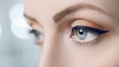 এই পাঁচ ভাবে ব্যবহার করতে পারেন সাদা কাজল, জেনে নিন কীভাবে ফুটিয়ে তুলবেু চোখের সাজ